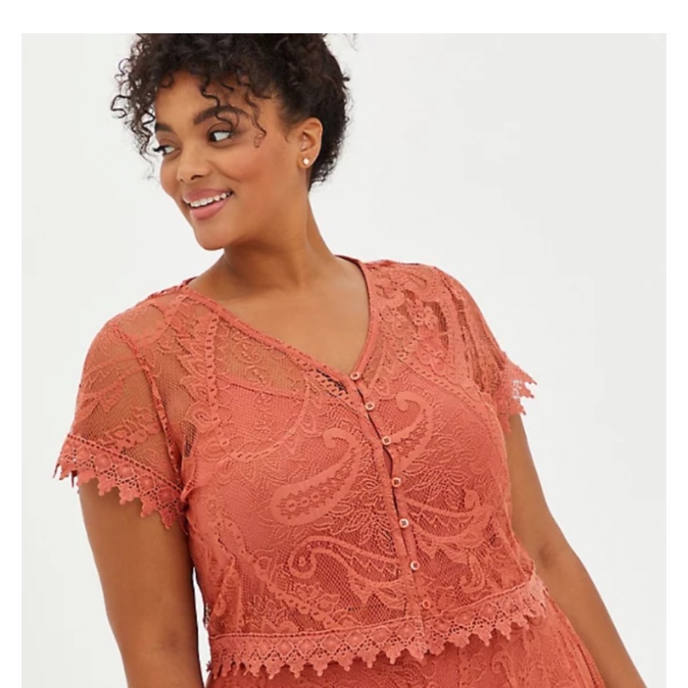 TORRID BUTTON-FRONT TOP  - LACE RUST